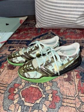Nike Kobe Mentality “Fiberglass” Youth Basketball Shoes - Size 6.5Y
